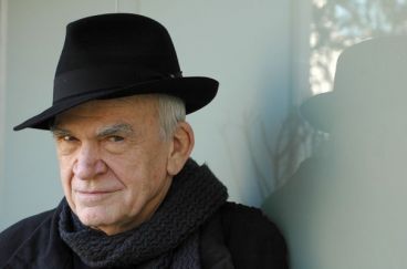 Megérkeztek Brünnbe a Milan Kundera és neje hamvait tartalmazó urnák